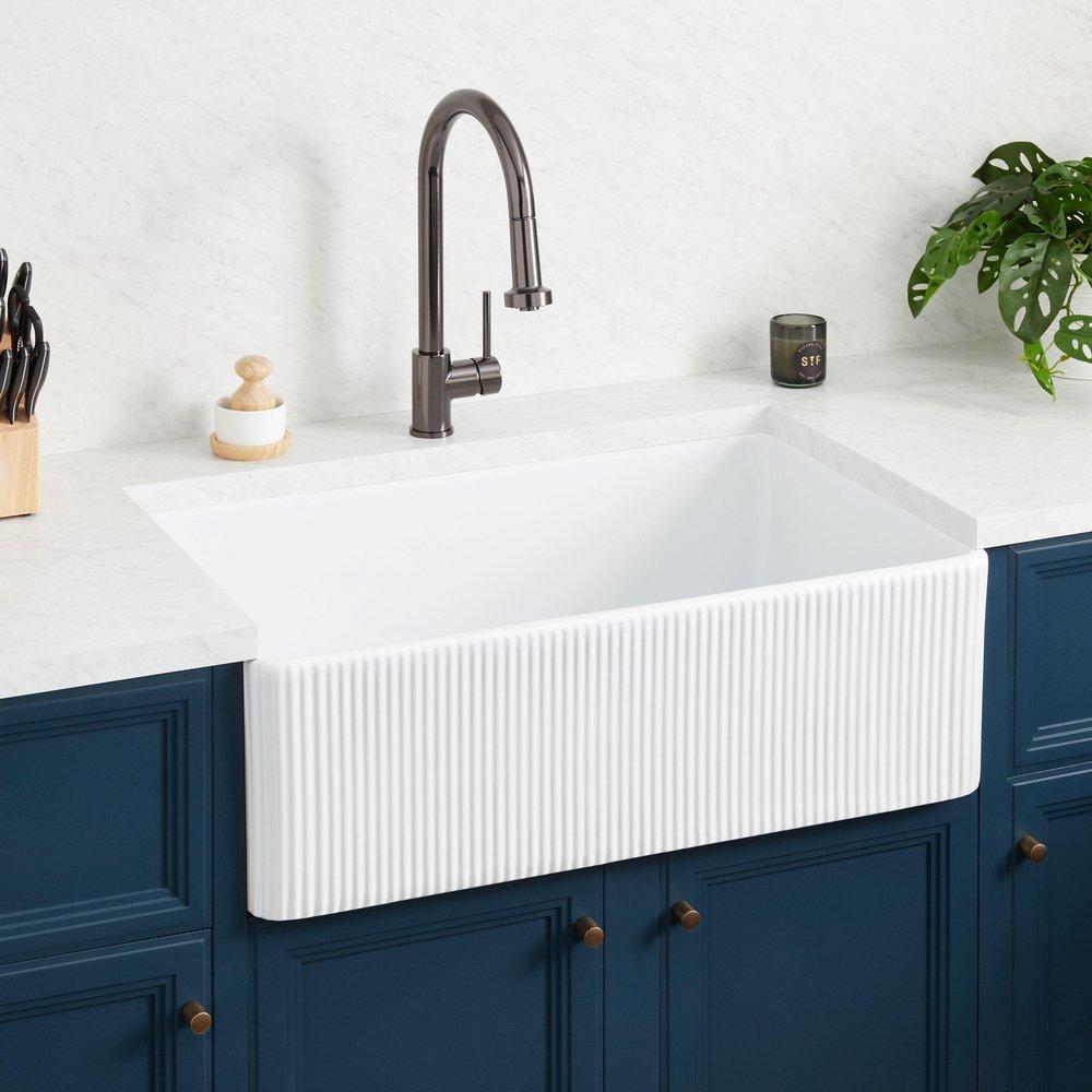 33 in. Farmhouse Fireclay Single Bowl Kitchen Sink in Glossy White