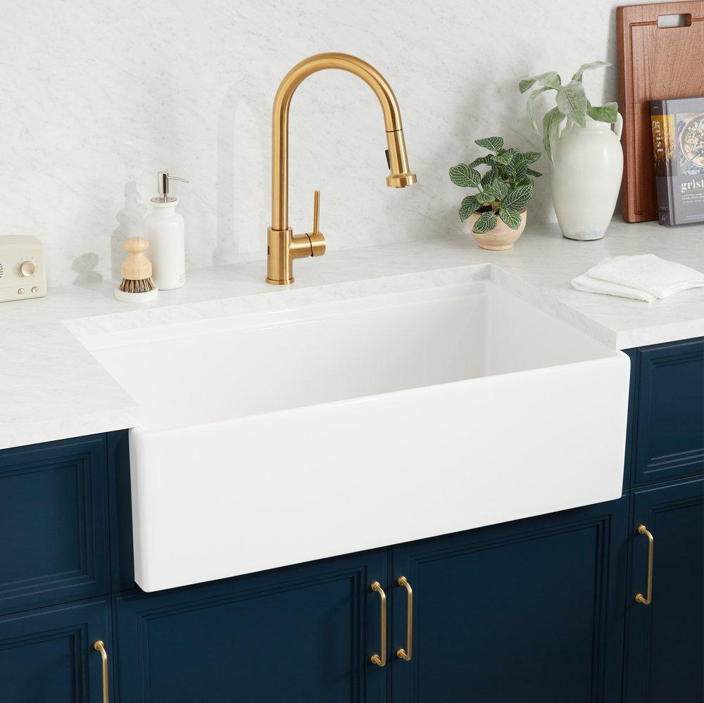 33-5/16 in. Farmhouse Fireclay Single Bowl Kitchen Sink in White